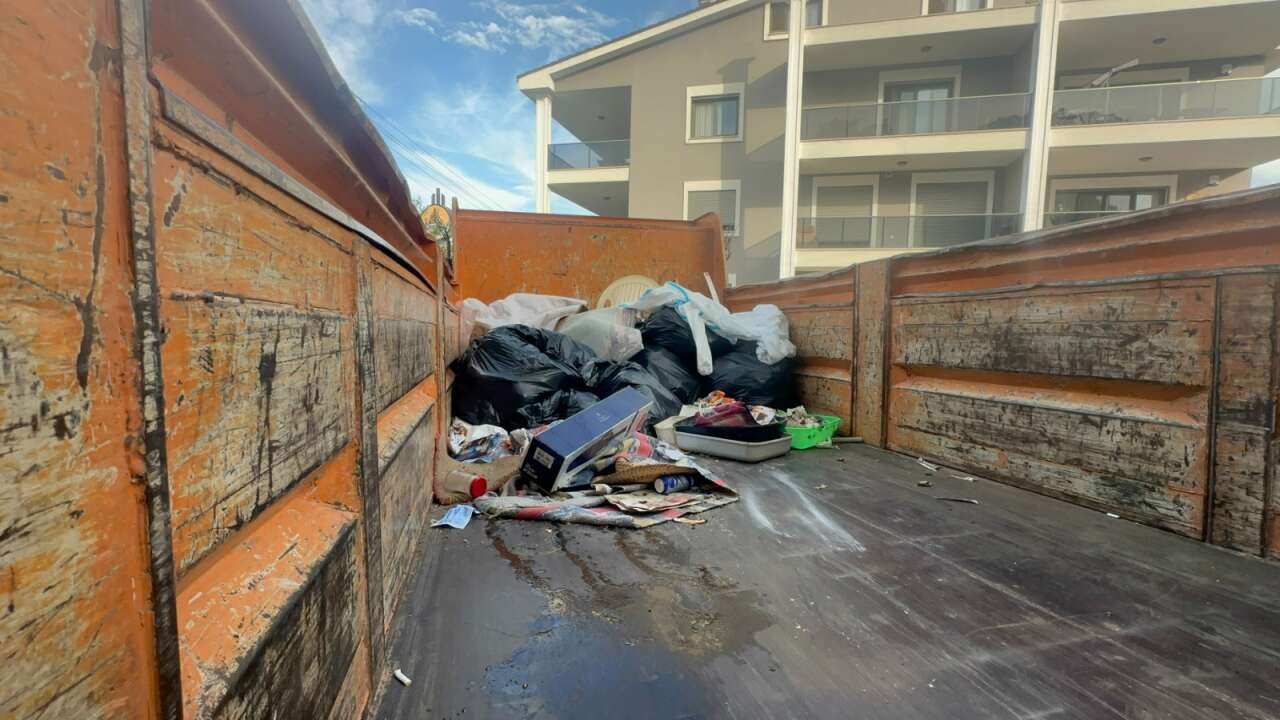 Marmaris’te Yine Çöp Ev Vakası: Evden Bir Kamyon Atık ve 30’a Yakın Kedi Çıktı 2